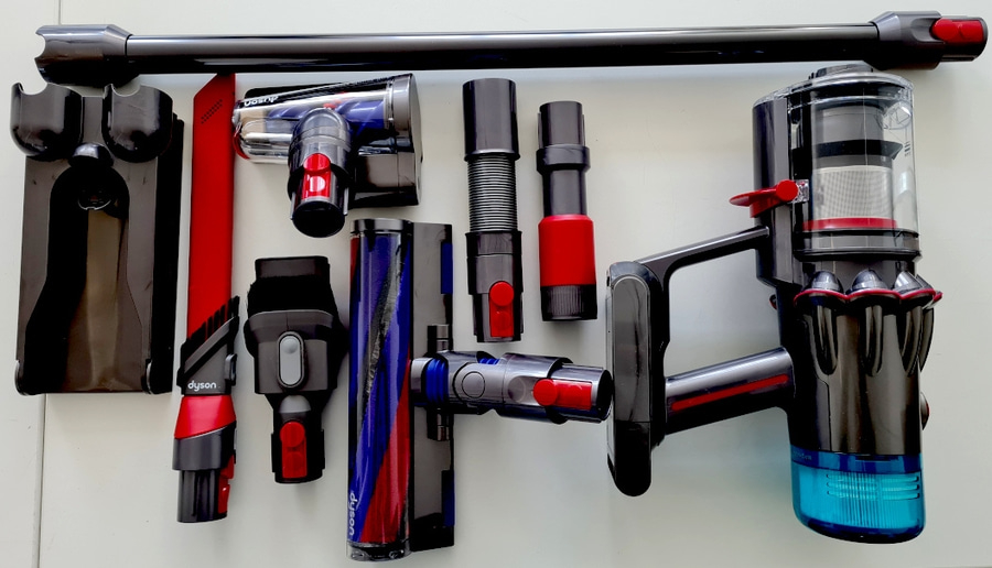 Dyson Staubsauger und Zubehör auf weißem Hintergrund. Verschiedene Teile.