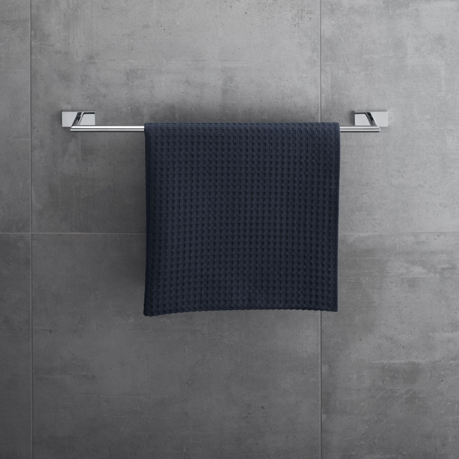 Handtuch an einer Halterung vor einer grauen Wand. Badezimmer-Dekoration.