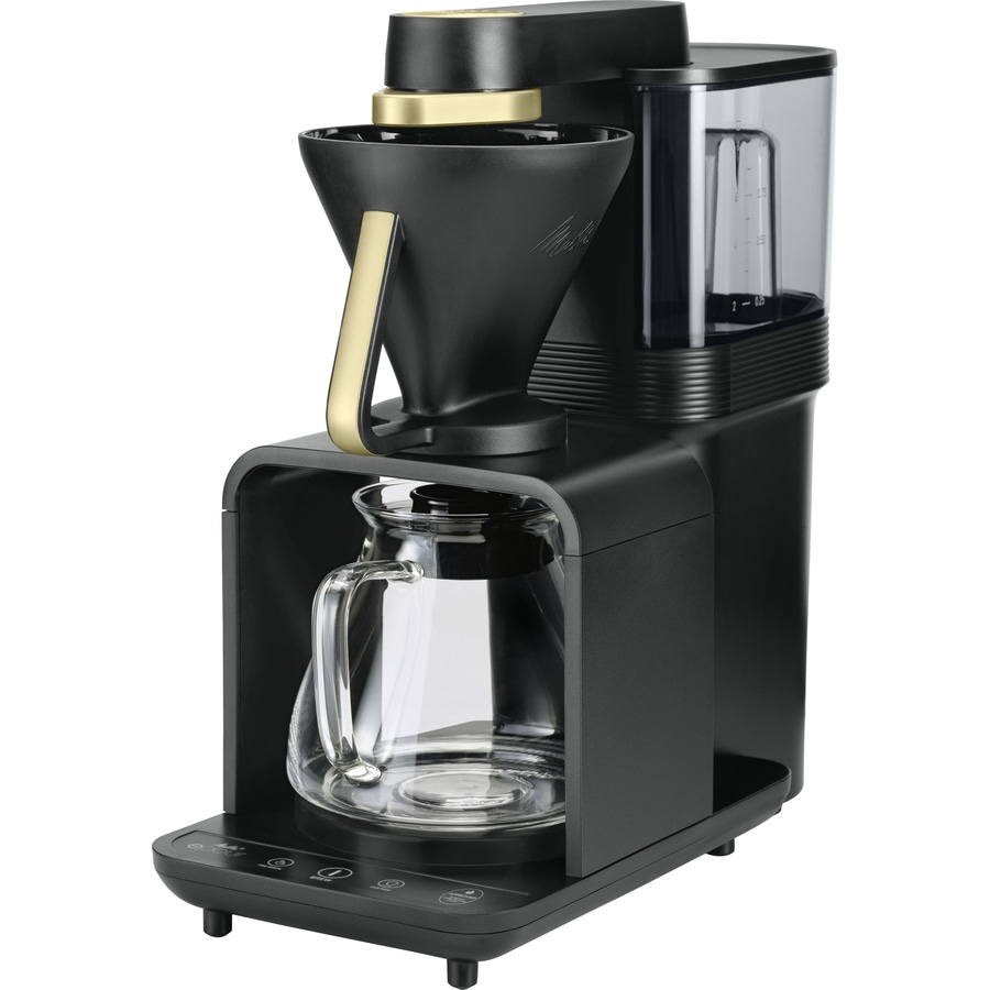 Schwarze Kaffeemaschine mit goldenen Akzenten und Glaskanne, isoliert auf weißem Hintergrund.