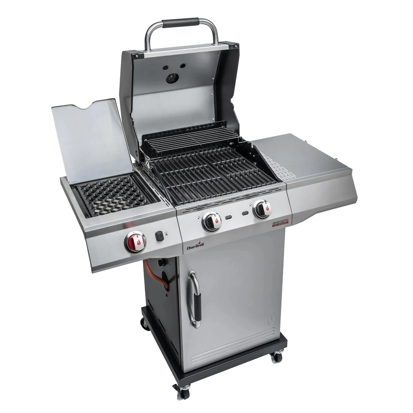 Ein silberner Gasgrill mit offenem Deckel und drei Brennern, der auf Rädern steht.