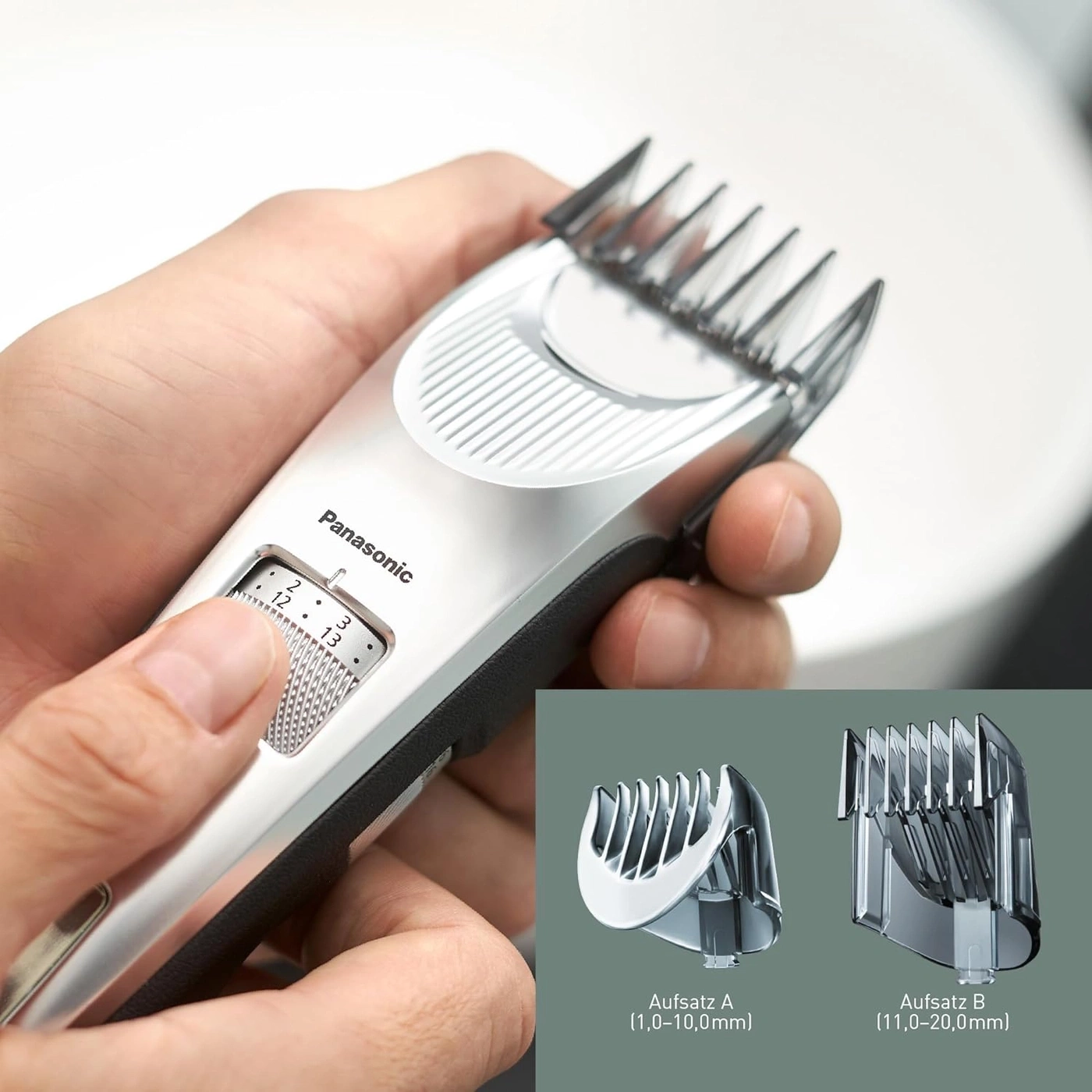 Person hält Panasonic Haarschneider mit zwei Aufsätzen
