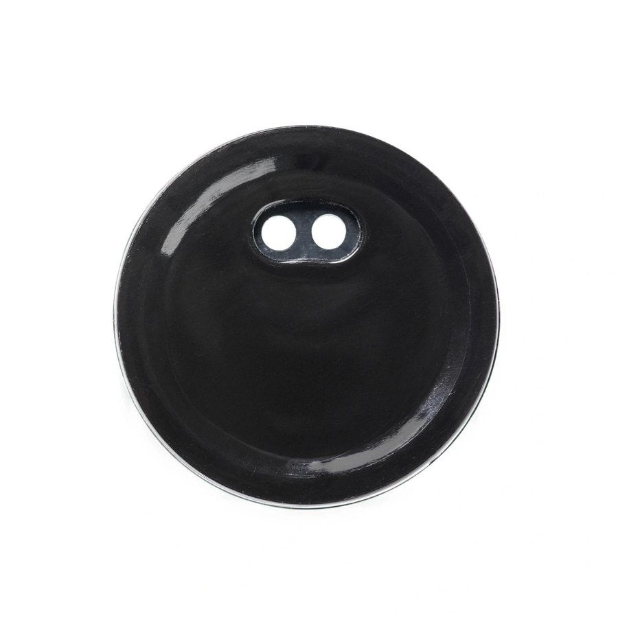 Schwarze runde Platte mit zwei Löchern, glänzend, isoliert auf weißem Hintergrund.