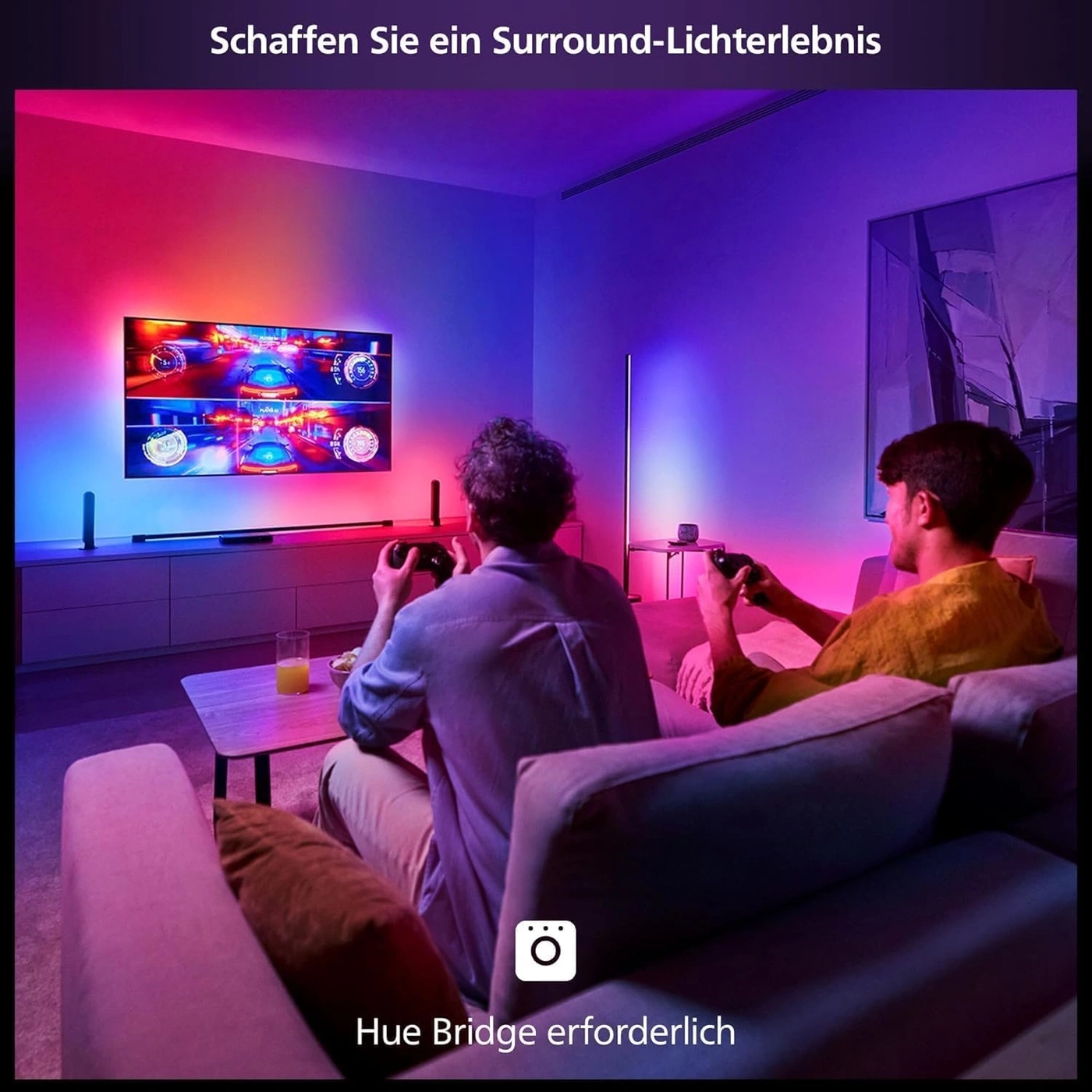 Zwei Männer spielen Videospiele, umgeben von ambienten Lichtern.