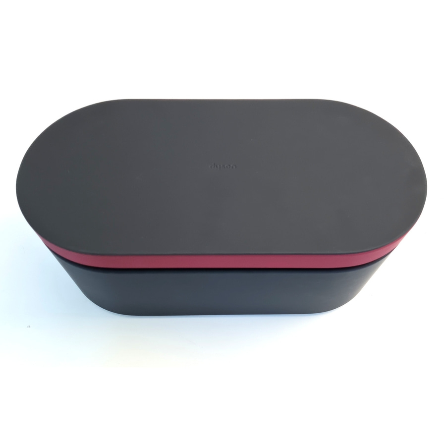 Schwarzer Behälter mit roten Band und Dyson Logo