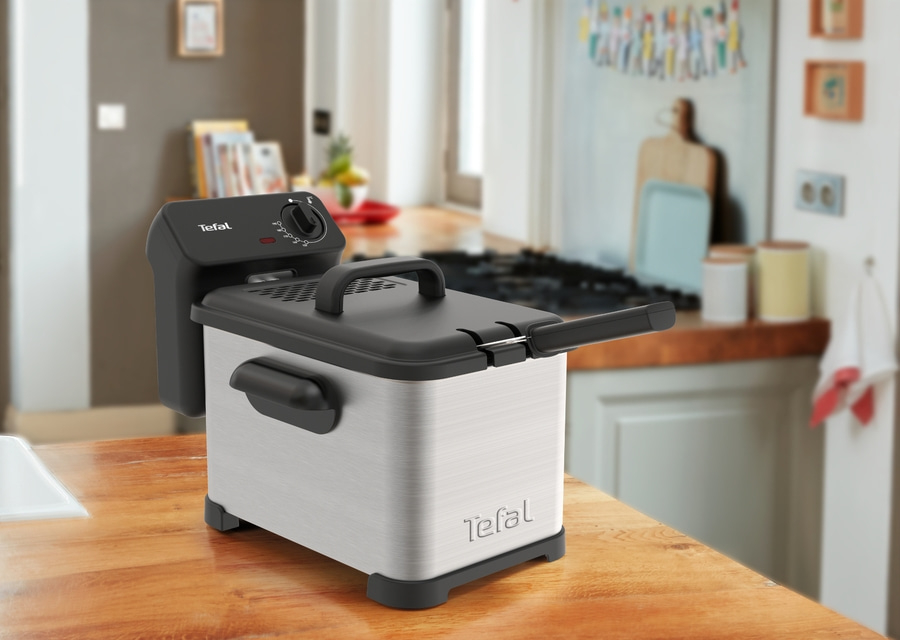 Tefal Fritteuse auf Holztisch in Küche, mit Griff und Bedienfeld