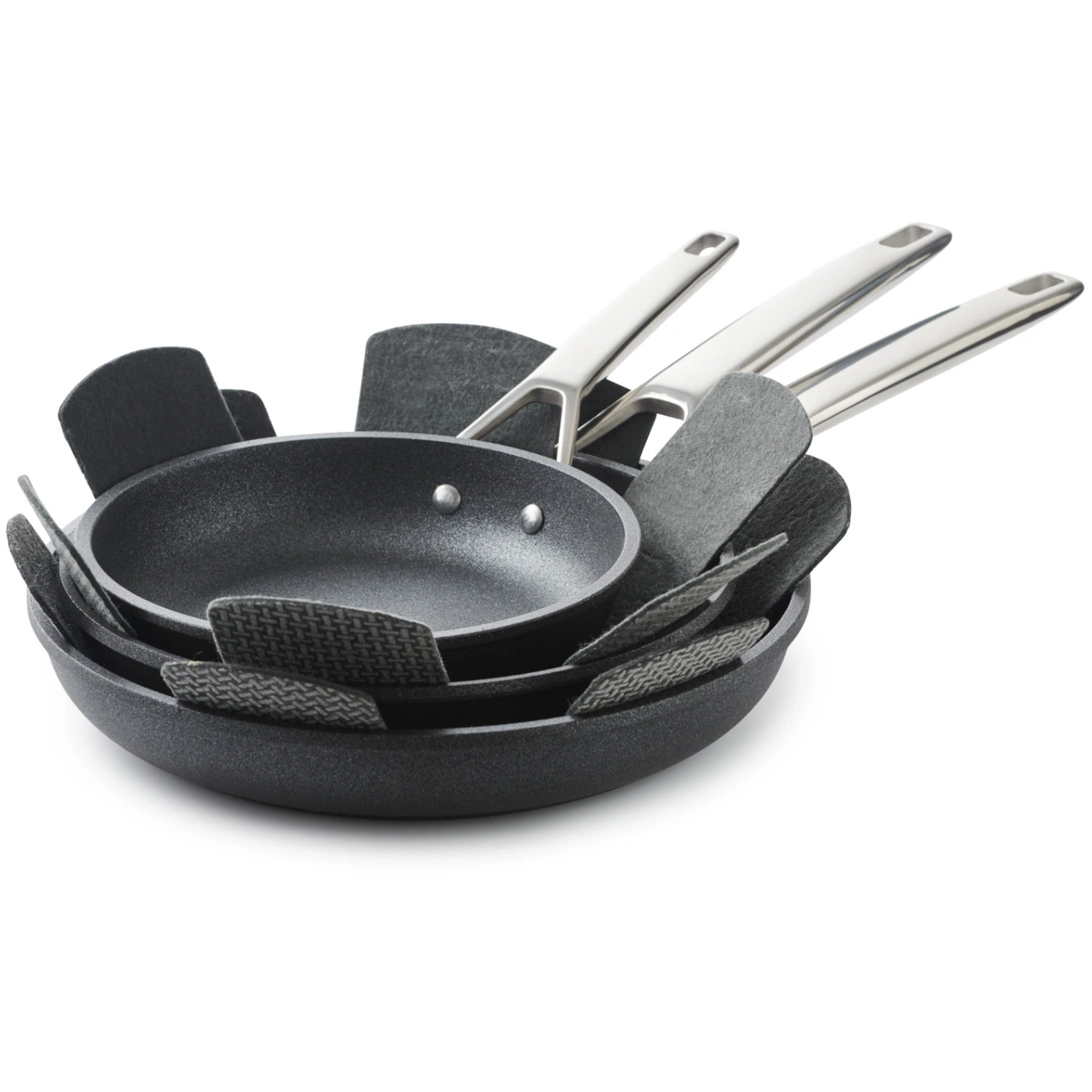 Kochgeschirr-Set mit Pfannen und Griffen, bereit zum Kochen in der Küche