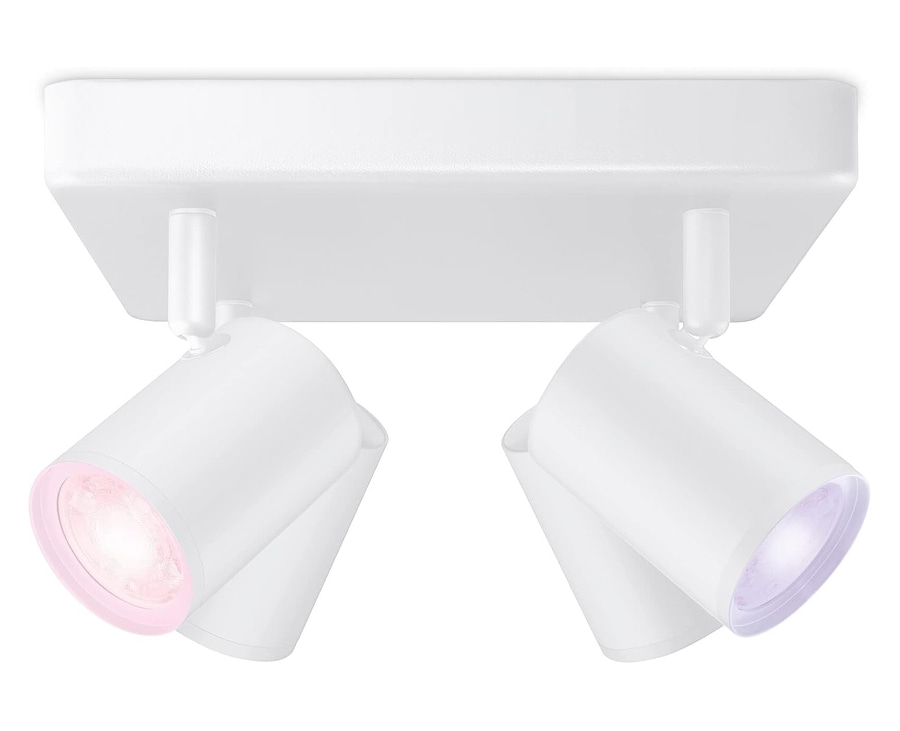 weiße Deckenleuchte mit zwei schwenkbaren Strahlern, einer mit rosa und einer mit lila Licht