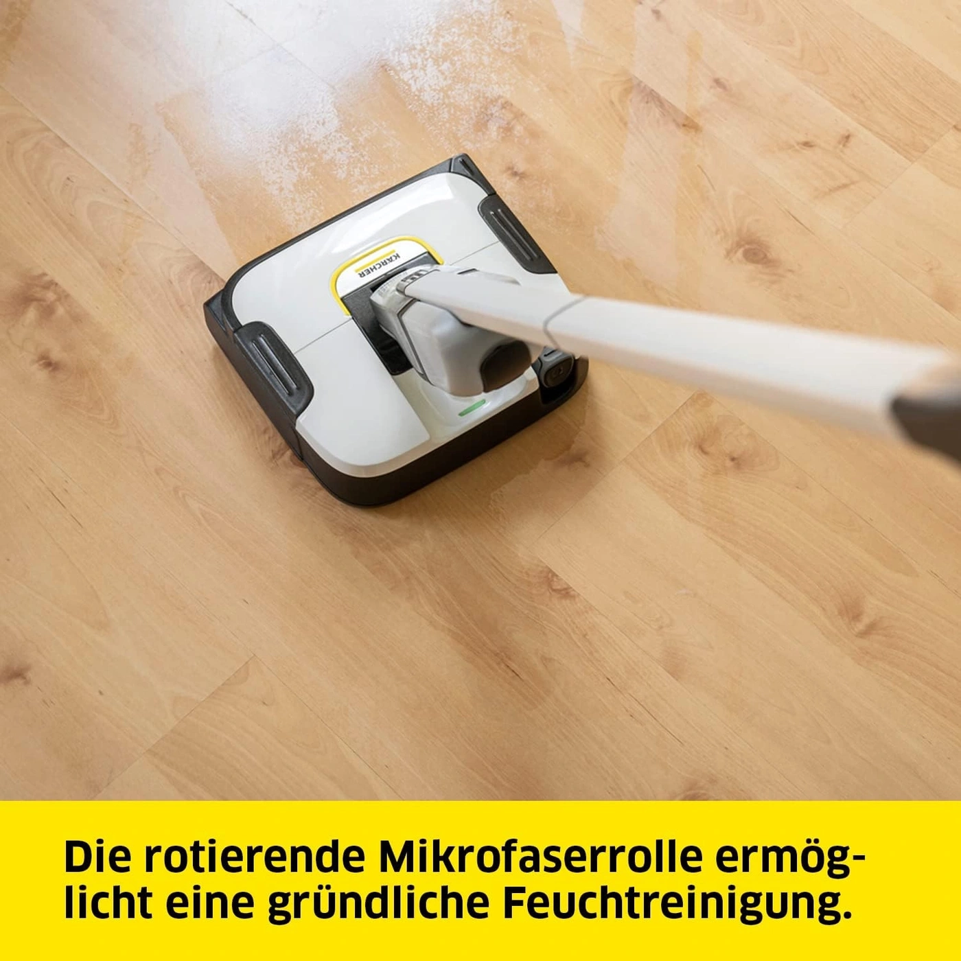 Bodenreiniger mit rotierender Mikrofaserrolle auf Holzfußboden.