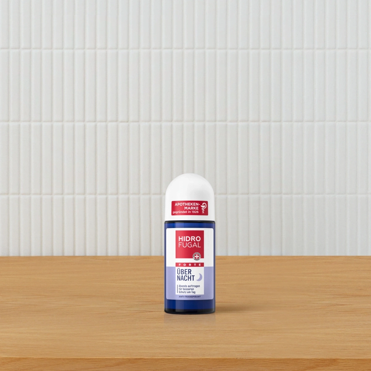 Hidro Fugal Forte Über Nacht Roll-On Deodorant auf einem Holztisch
