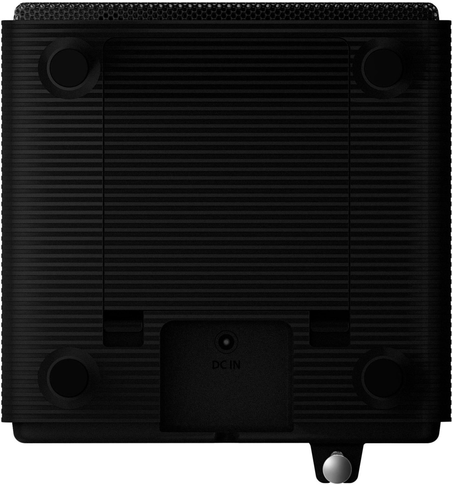 Unterseite eines schwarzen Geräts mit DC IN Anschluss und Gummifüßen.