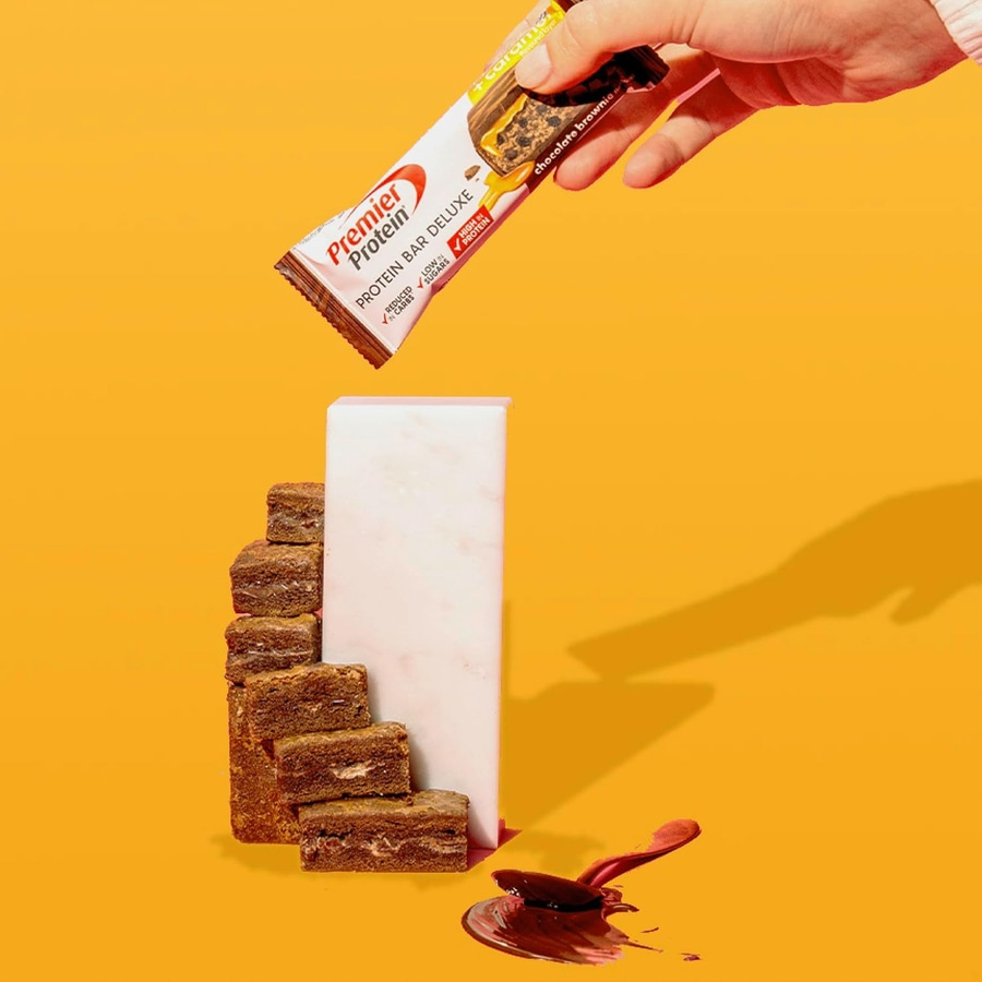 Schokoladenbrownie-Proteinriegel wird über eine Treppe aus Brownies gehalten