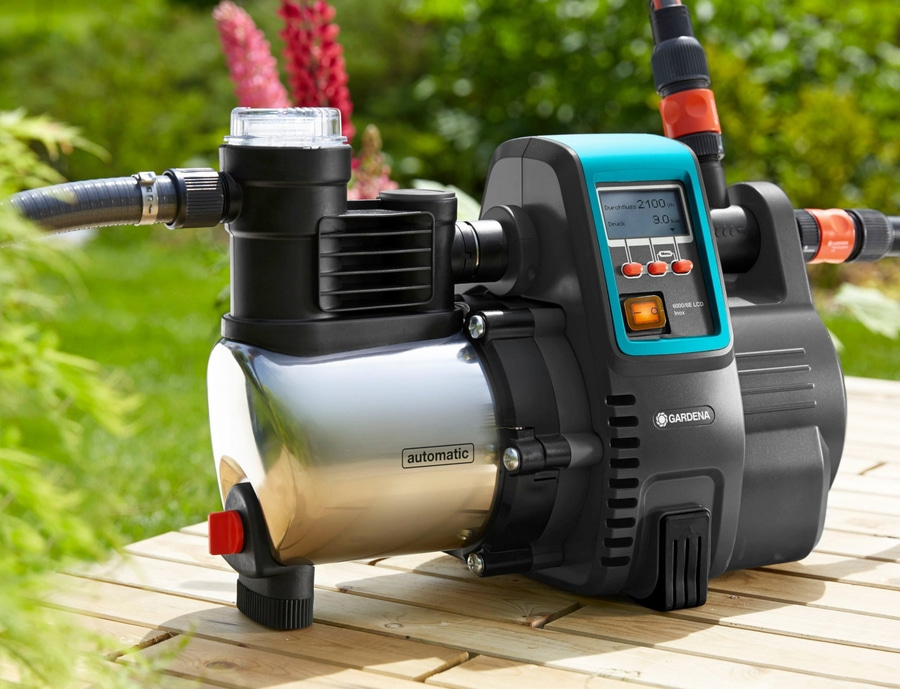 Gartenpumpe mit digitaler Anzeige und automatischer Funktion auf Holzuntergrund