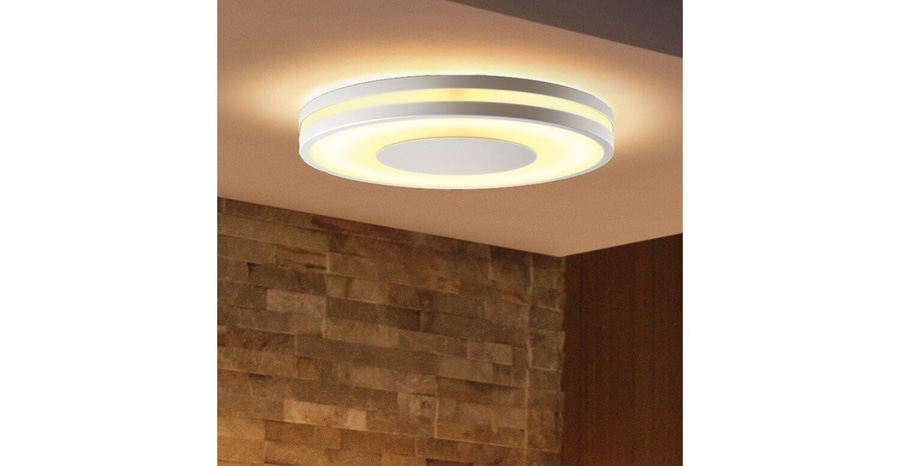 Deckenleuchte mit warmem Licht, modernes Design, Steinwand im Hintergrund