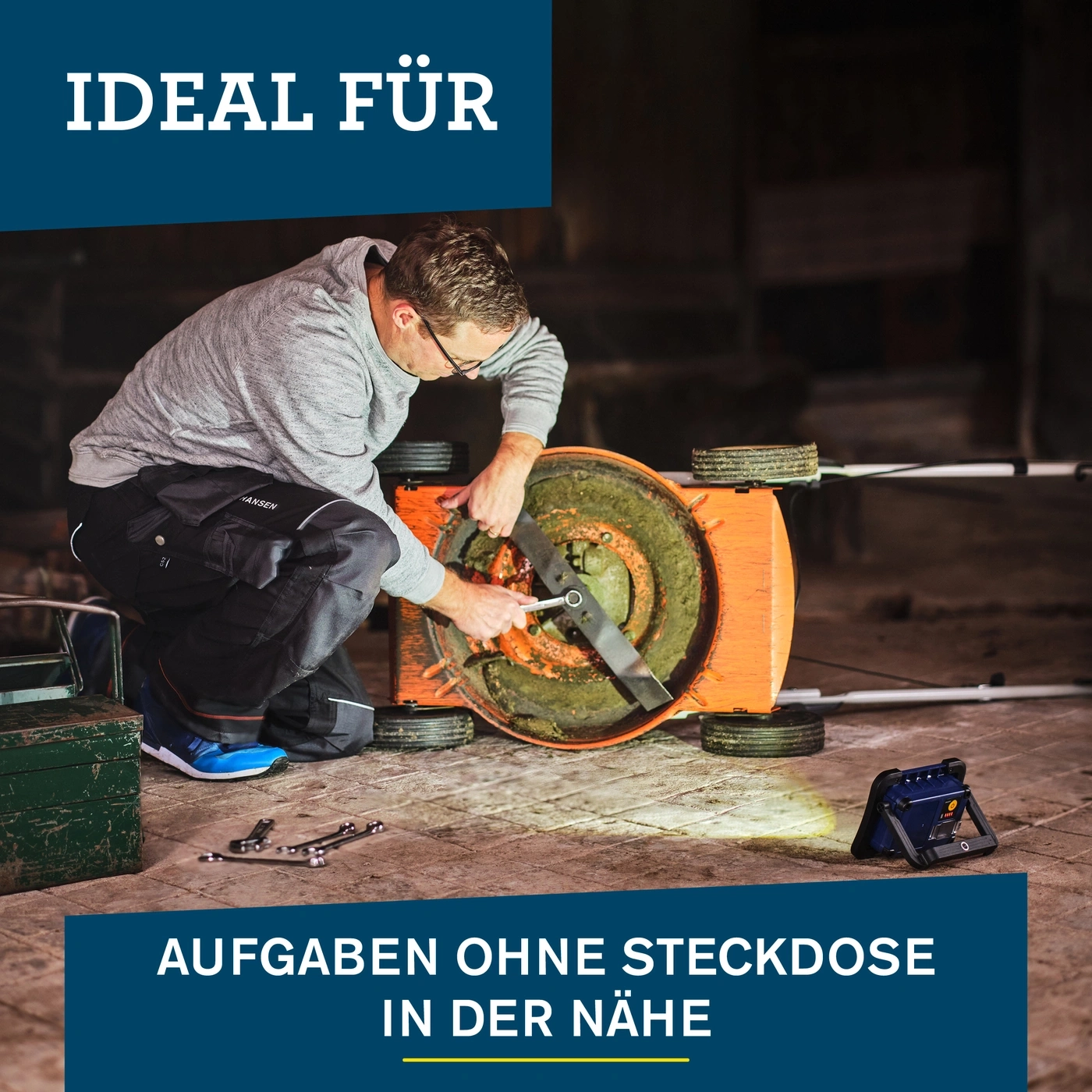 Mann repariert Rasenmäher, ideal für Aufgaben ohne Steckdose in der Nähe.