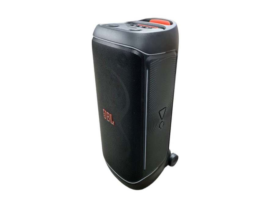 Schwarzer JBL Lautsprecher mit roten Logo und orangenem Knopf auf der Oberseite.