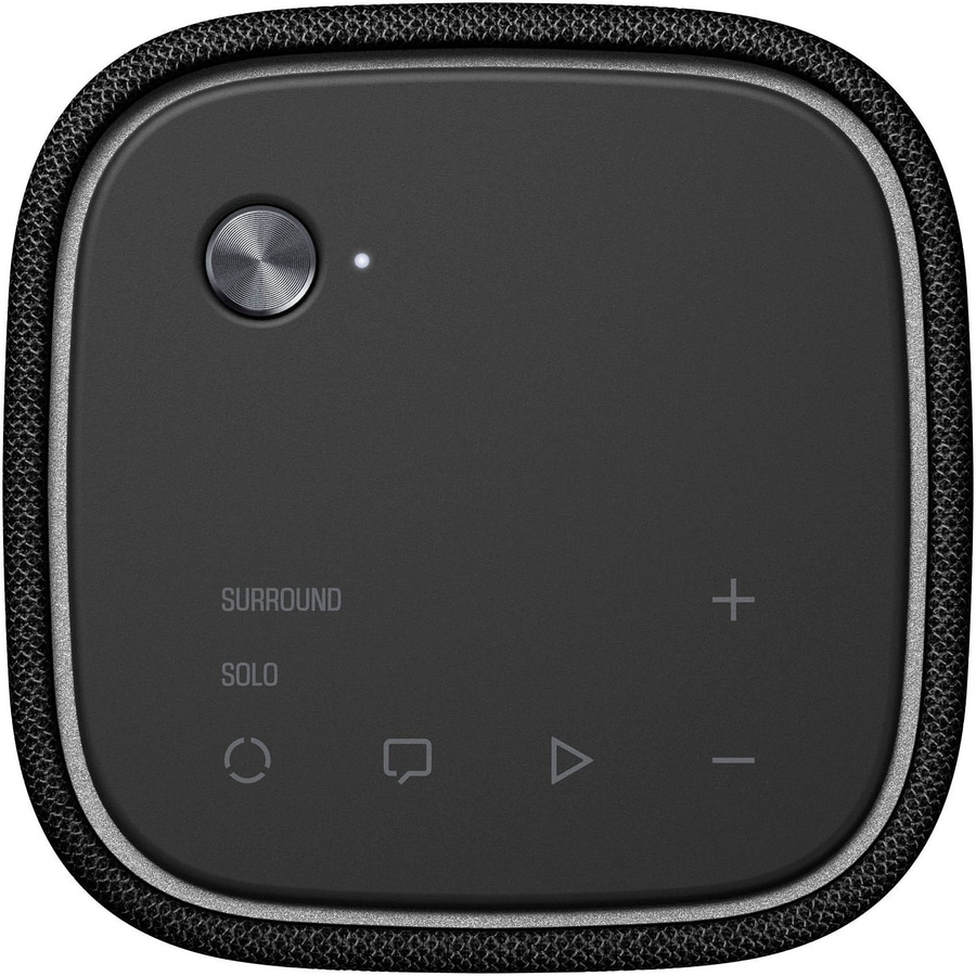 Schwarzer Lautsprecher mit Knöpfen und Text. Surround und Solo.