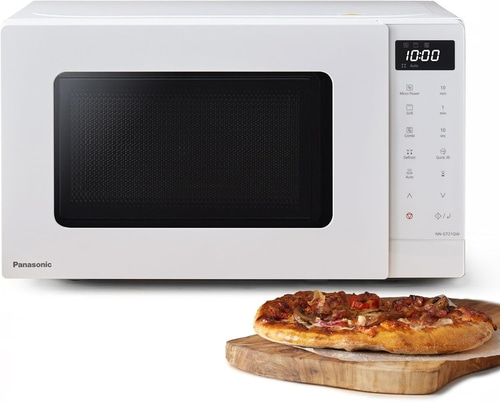 Weißer Panasonic-Mikrowellenherd mit Pizza auf einem Holzbrett. Digitalanzeige zeigt 10:00.