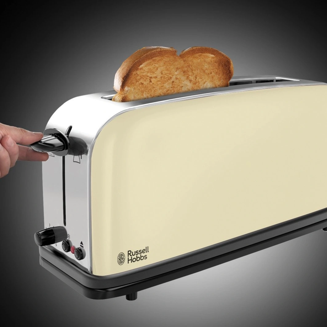 Eine Person drückt den Hebel eines Russell Hobbs Toasters, auf dem geröstetes Brot liegt.