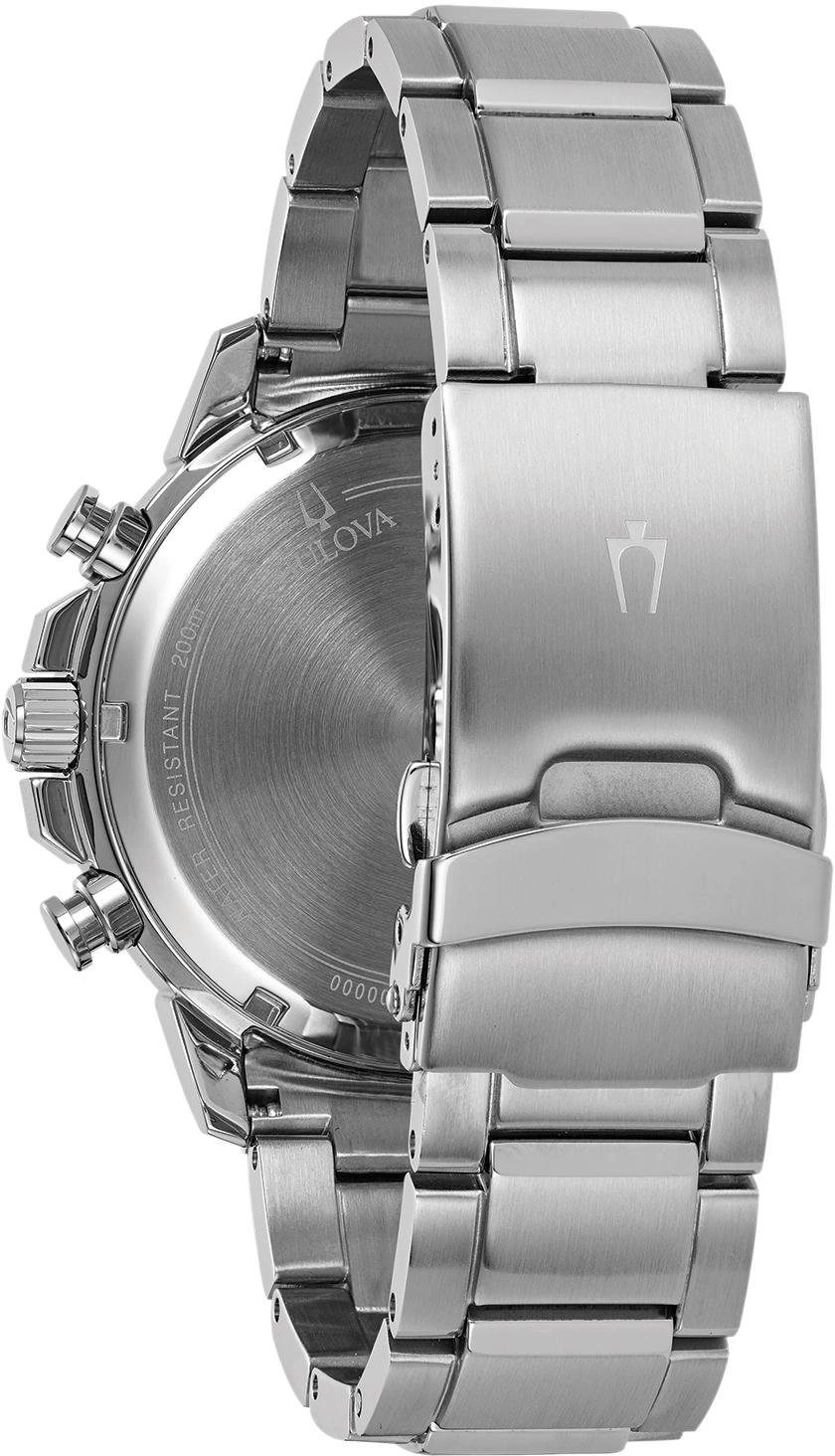 Die Rückseite einer silbernen Bulova-Uhr mit silbernem Armband und einem stilisierten Bulova-Logo