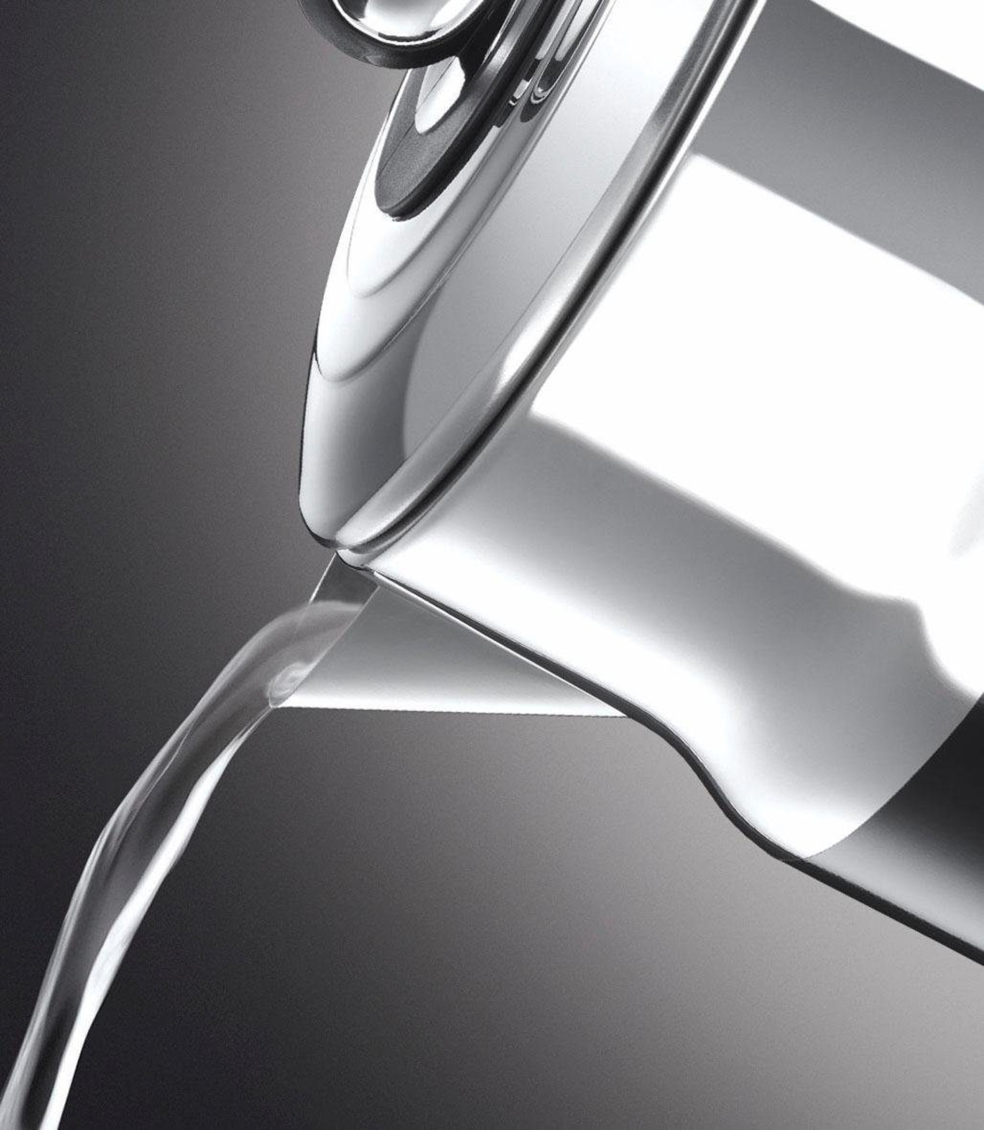 Nahaufnahme eines Wasserkochers, der Wasser ausgießt, glänzend, modern, Edelstahl