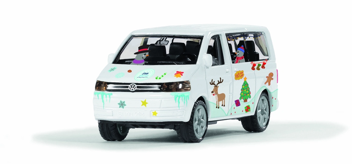 Ein weißer Spielzeug-VW-Bus mit Weihnachtsmotiven und Schneeflocken.