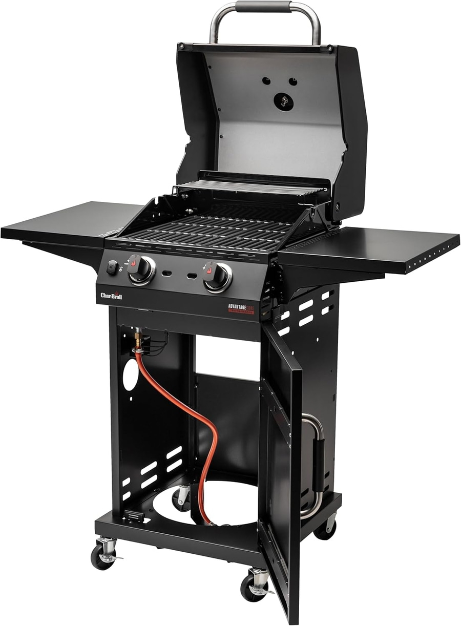 Schwarzer Gasgrill mit zwei Brennern, geöffnetem Deckel und Seitentischen.