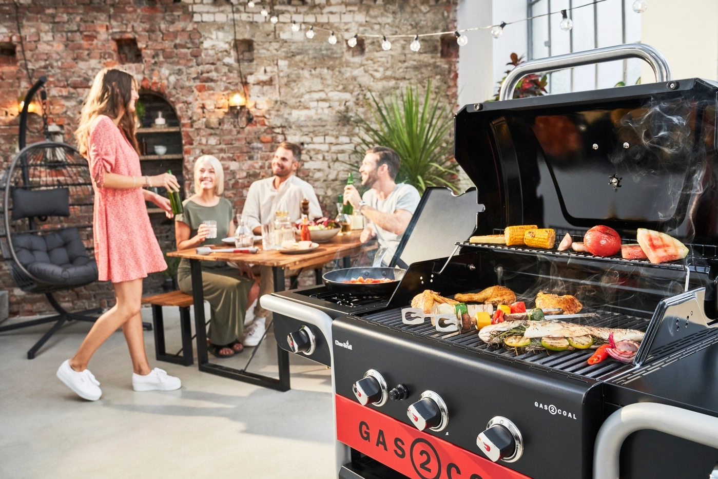 Grillparty mit Freunden und Familie im Freien mit leckerem Essen auf dem Grill.