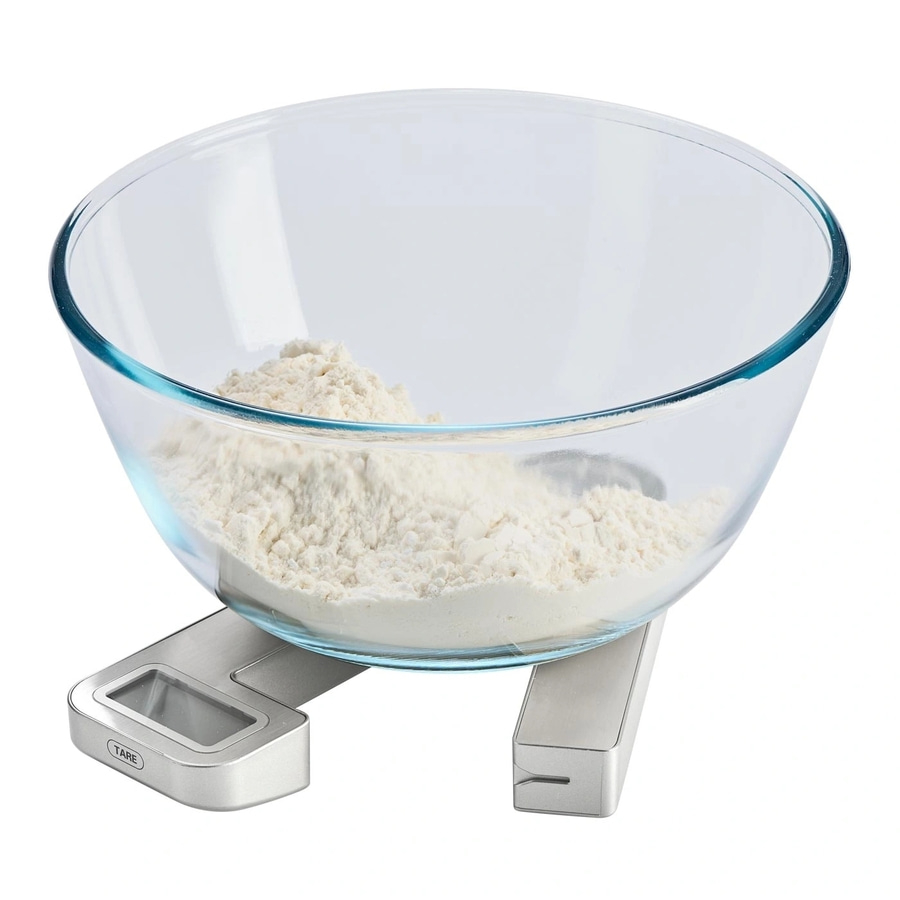 Glas Schüssel mit Mehl auf einer Waage, zum Backen verwendet