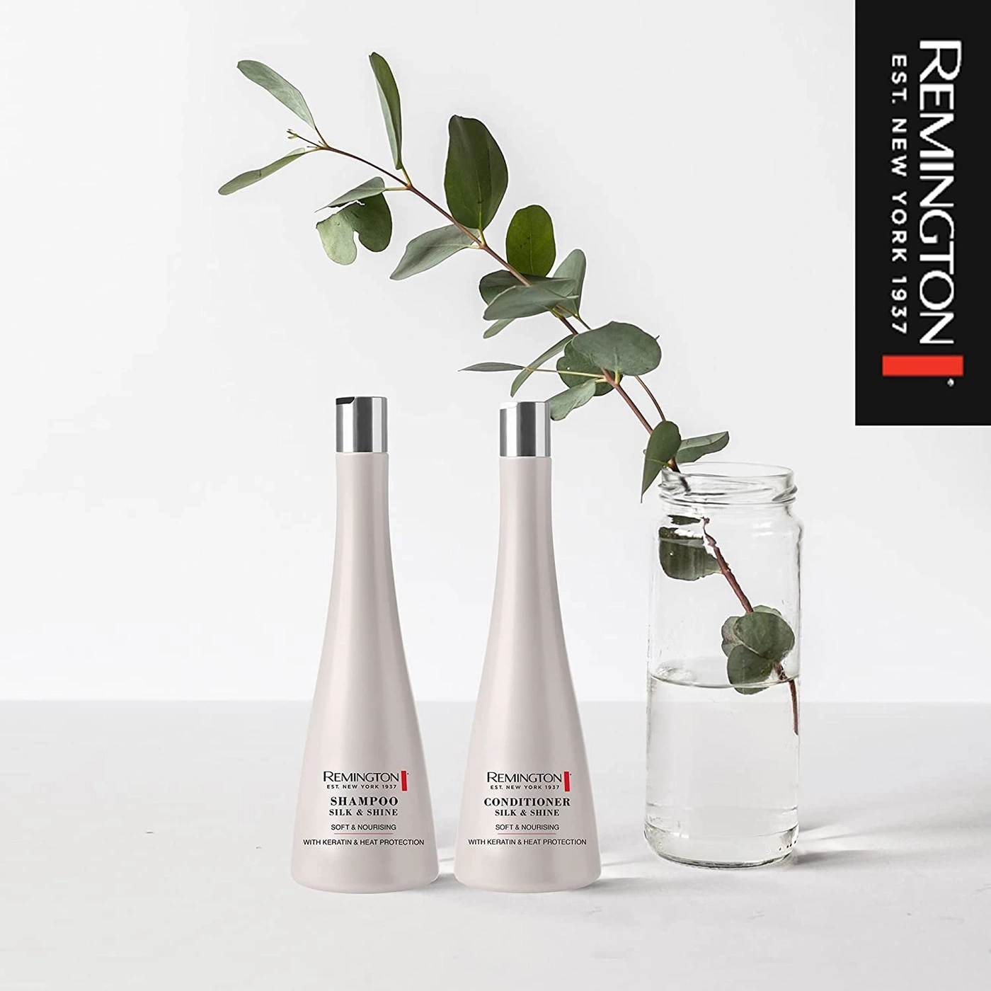 Zwei Remington Shampoo- und Conditioner-Flaschen mit Blättern und Glas