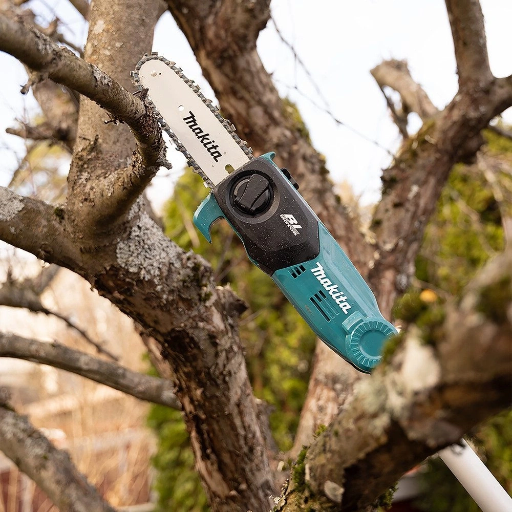 Elektrische Kettensäge von Makita schneidet Ast