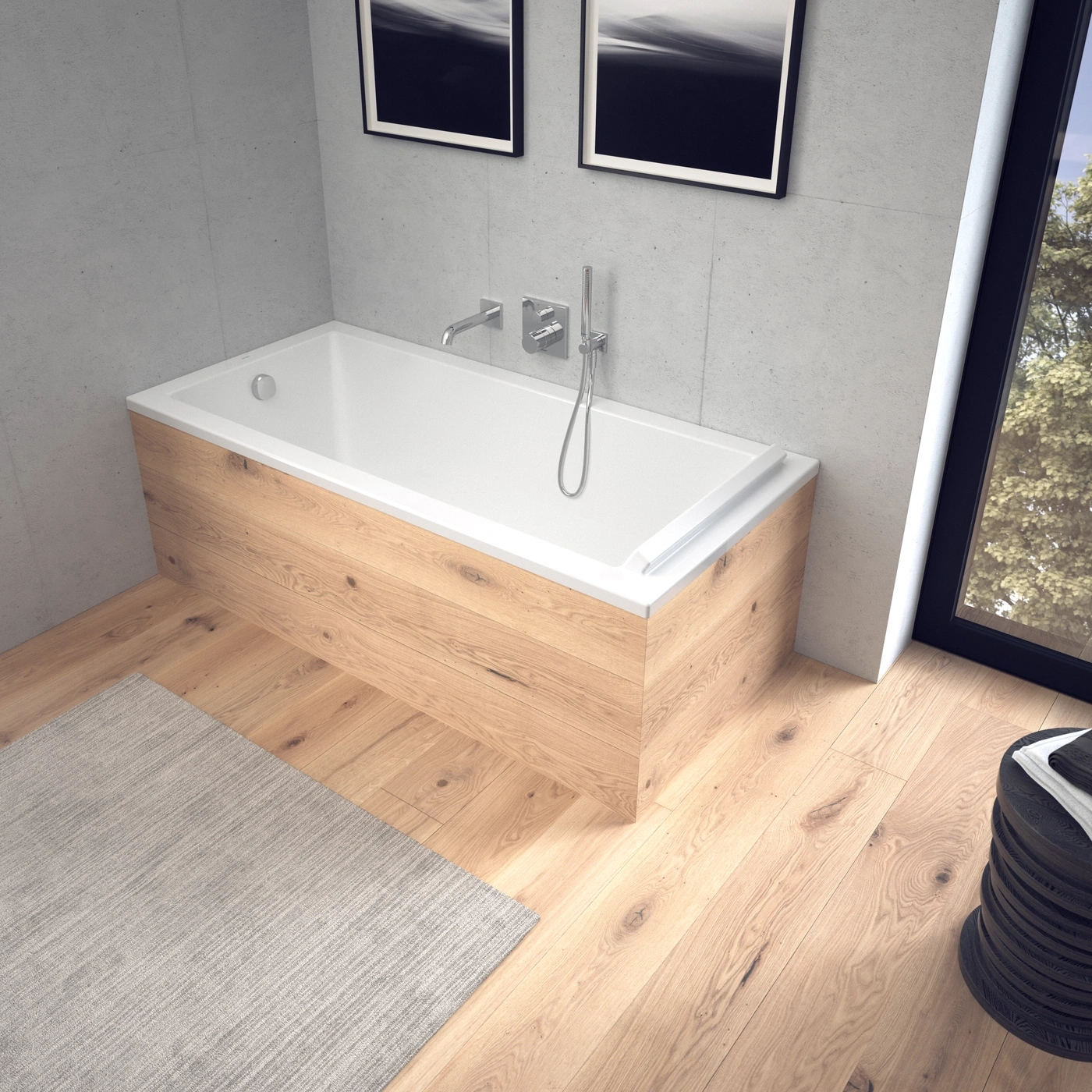 Badezimmer mit Holzverkleidung, Badewanne, Holzboden und Fenster mit Tageslicht