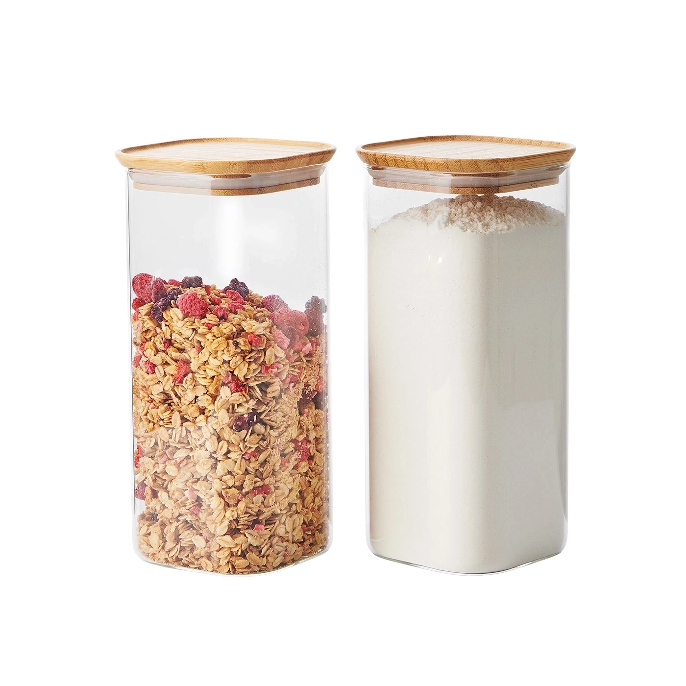Zwei Gläser mit Deckel, gefüllt mit Müsli und Mehl, auf weißem Hintergrund.
