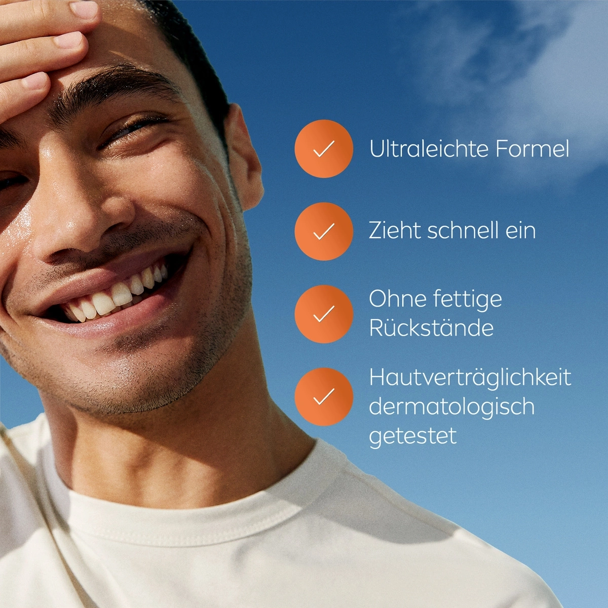 Mann lächelt, Produktvorteile: ultraleichte Formel, zieht schnell ein, ohne fettige Rückstände, dermatologisch getestet