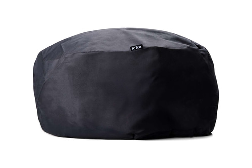 Schwarzer Sitzsack mit dem Logo 'le feu' auf weißem Hintergrund.