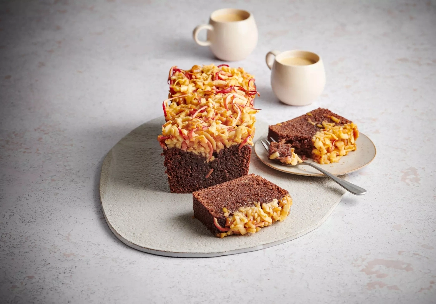 Schokoladenkuchen mit Apfelstreuseln und Kaffee