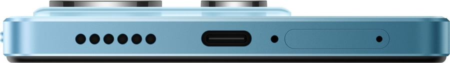 Nahaufnahme der Unterseite eines blauen Smartphones mit Lautsprecherlöchern, USB-C-Anschluss und Mikrofon.