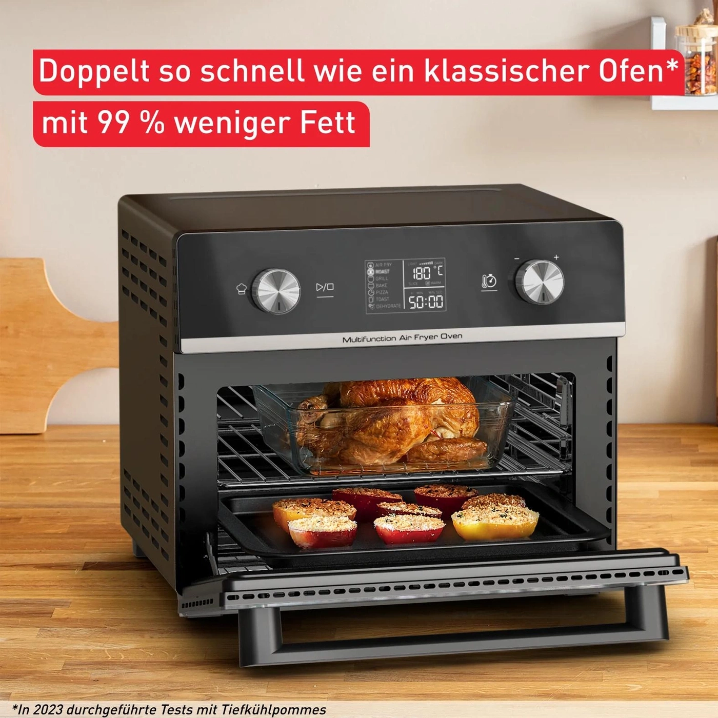 Ein Multifunktions-Heißluftfritteusen-Ofen mit einem Brathähnchen und gefüllten Äpfeln