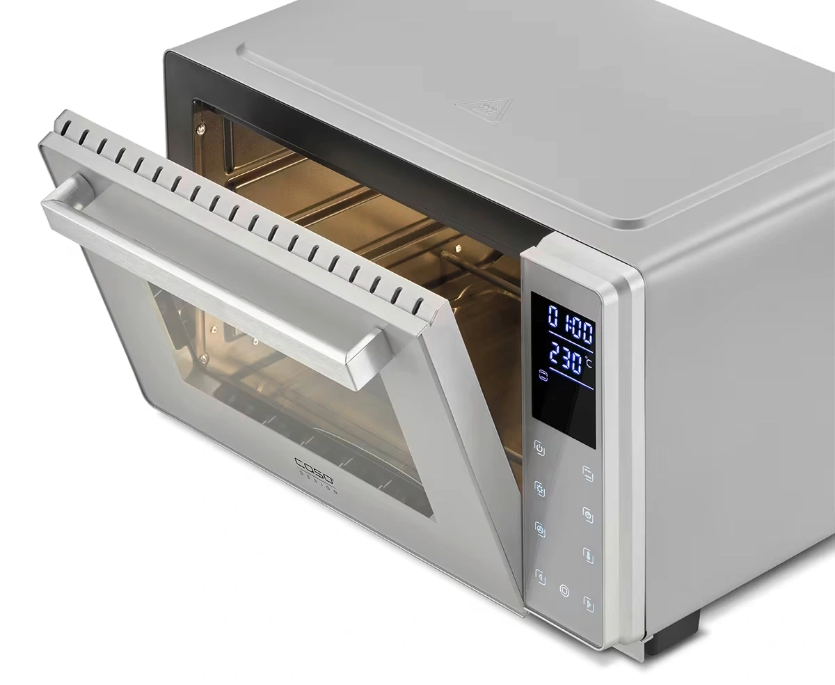 Eine silberne Küchenmaschine mit geöffneter Tür und digitalem Display.
