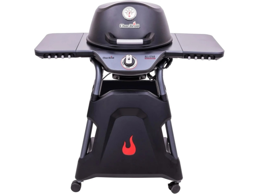 Schwarzer Grill mit Char-Broil-Logo und Flammen-Design, mit Rädern und Ablageflächen.