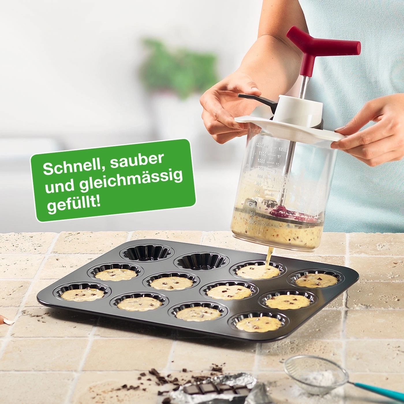Person füllt Kuchenformen mit Teig, Text: Schnell, sauber und gleichmäßig gefüllt!
