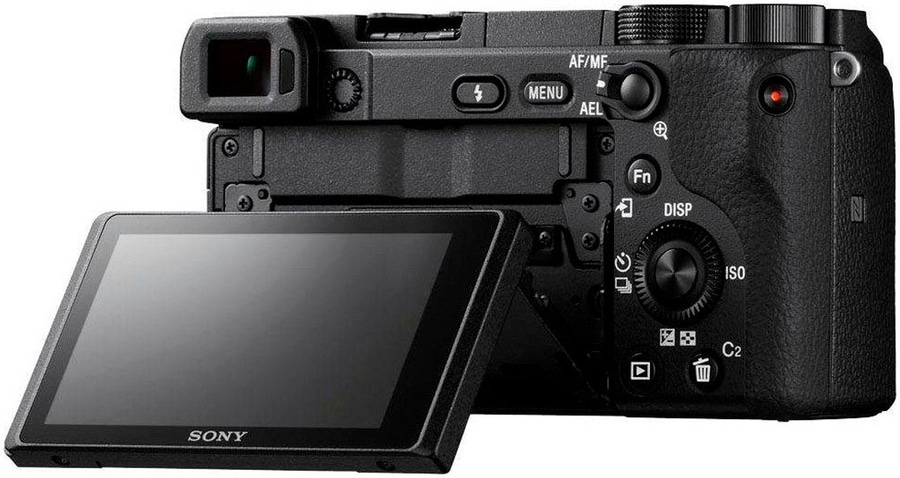 Rückansicht einer Sony Kamera mit aufgeklapptem Bildschirm und Tasten