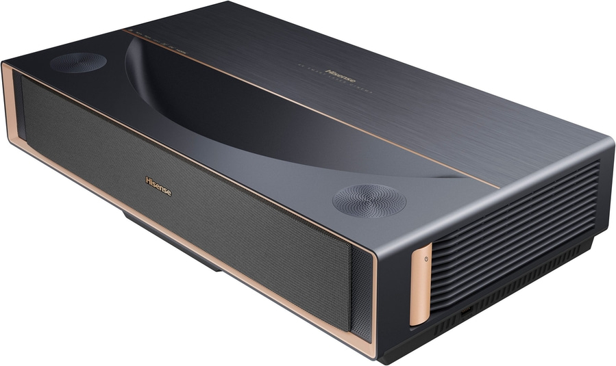 Ein schwarzer Hisense 4K Smart Laser Cinema Projektor mit goldenen Akzenten und Lautsprechergittern.