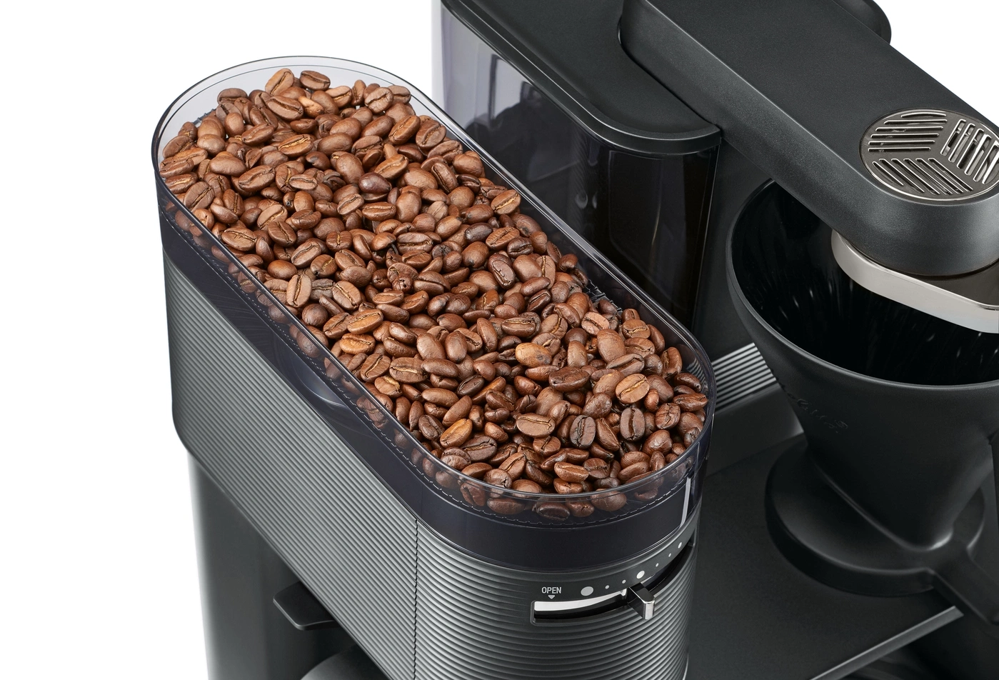 Kaffeemaschine mit Kaffeebohnenbehälter, gefüllt mit gerösteten Kaffeebohnen, Nahaufnahme