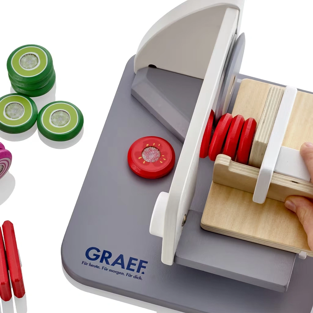 Kinderspielzeug-Aufschnittmaschine mit Holzgemüse und Logo.