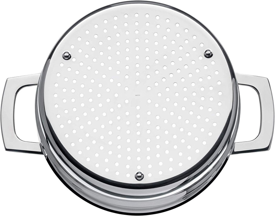 Eine Nahaufnahme eines Edelstahl-Siebtopfes mit Griffen und vielen kleinen Löchern.