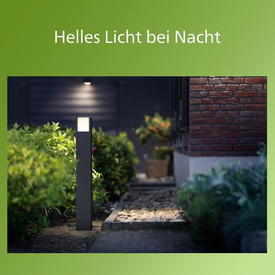 Nachtbeleuchtung im Garten. Helles Licht bei Nacht. Gartenweg mit Steinen und Pflanzen.