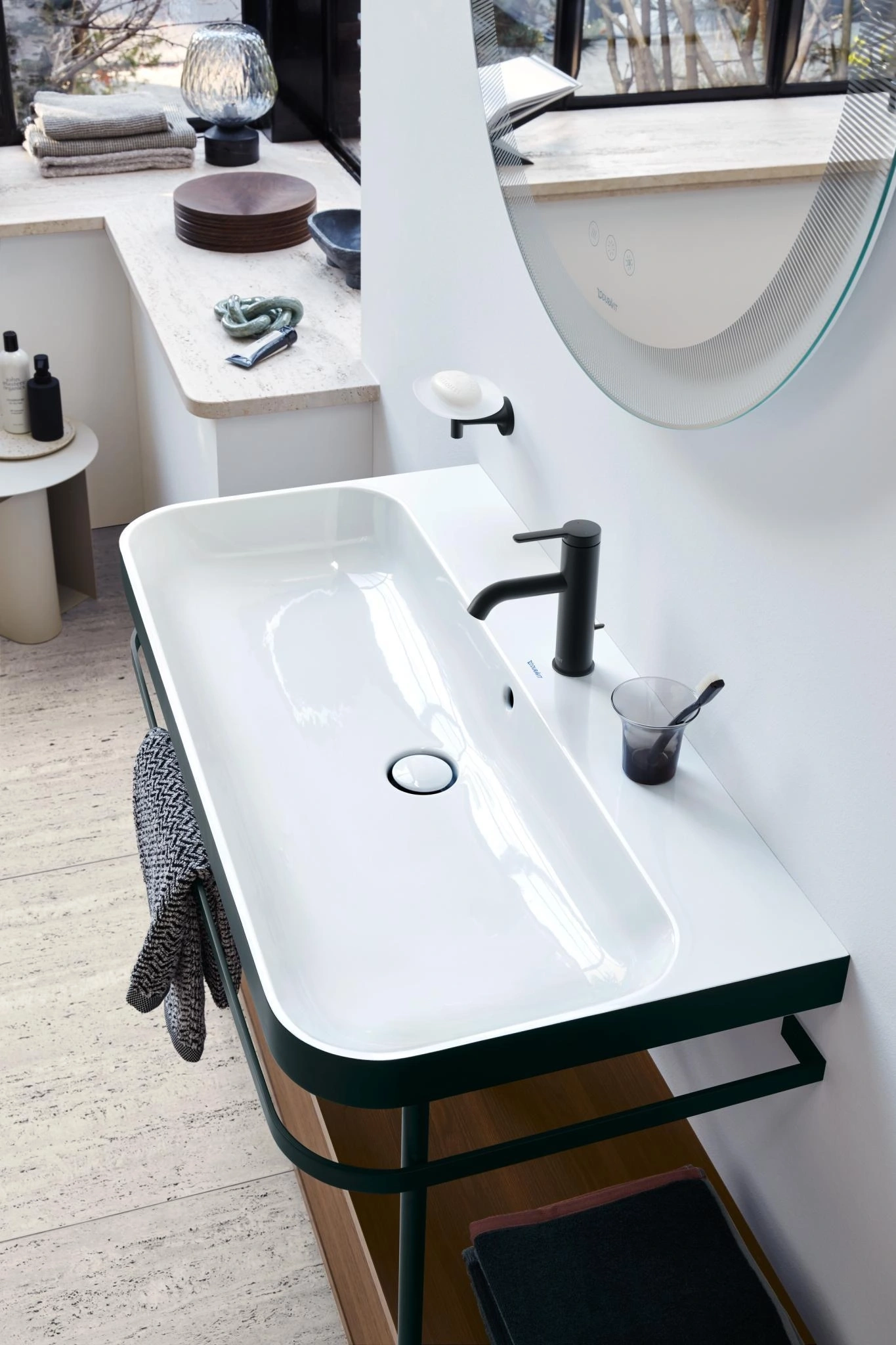 Modernes Badezimmer mit Waschbecken, Spiegel und Accessoires. Minimalistisches Design.