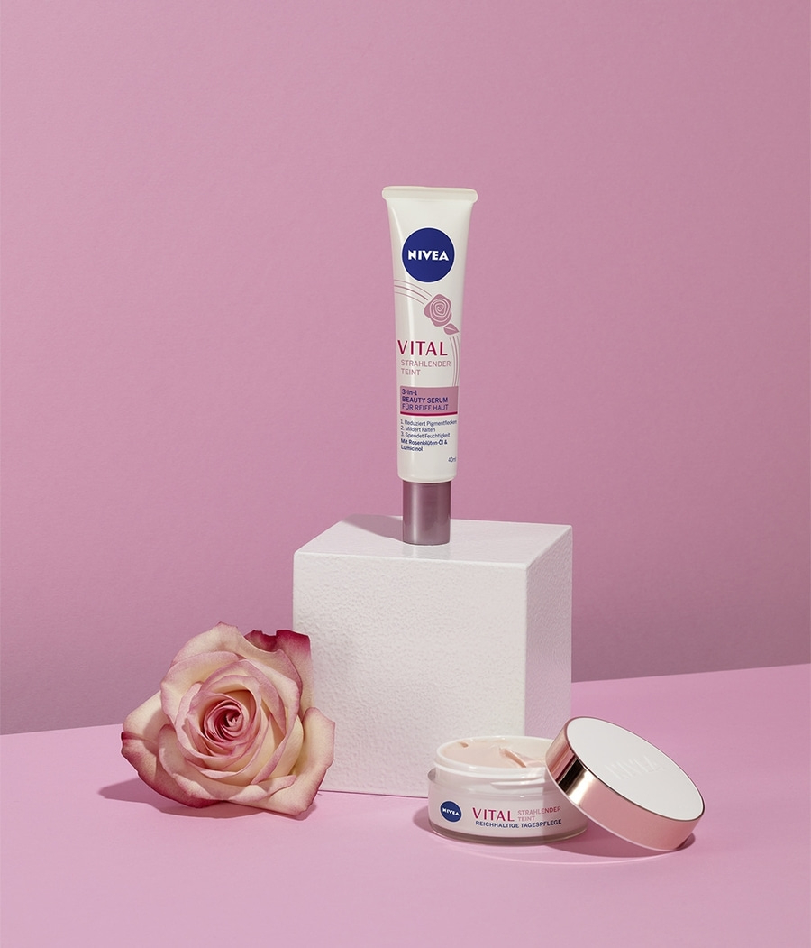 Nivea Vital Produkte mit Rose und Würfel auf rosa Hintergrund