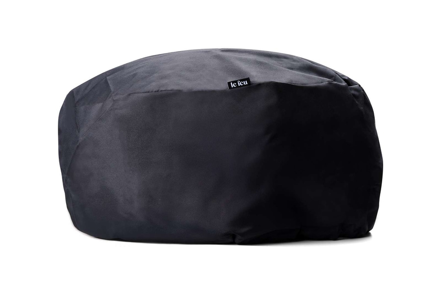 Schwarzer Sitzsack mit dem Logo 'le feu' auf weißem Hintergrund.