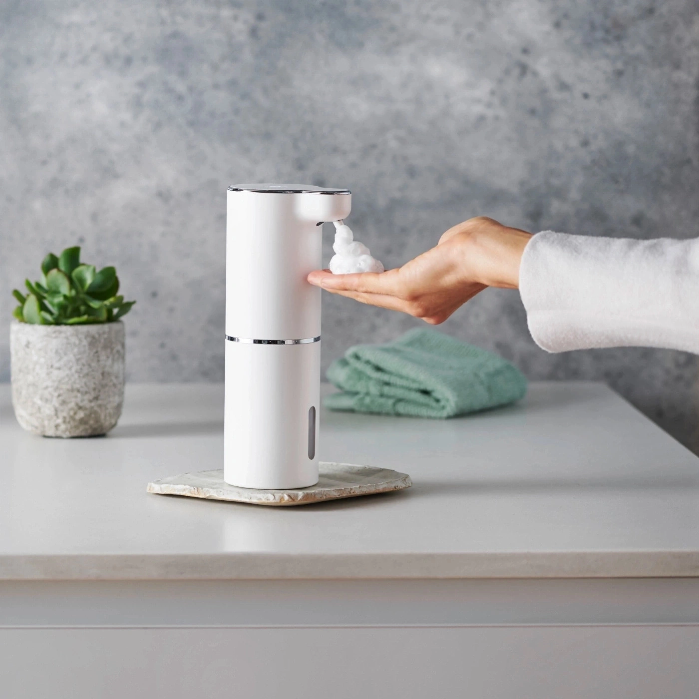 Weißer Seifenspender, Hand mit Schaum, Pflanze, Handtuch, Badezimmer, Waschbecken